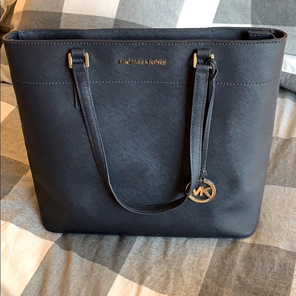 MK purse, great condition! Used only handful times - Picture 1 of 3